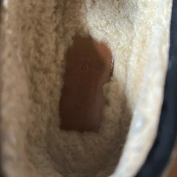 Gucci Beige and Black Loafers with Gold Accents - Picture 4 of 6